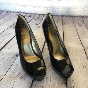 Like new black patent Guess pumps